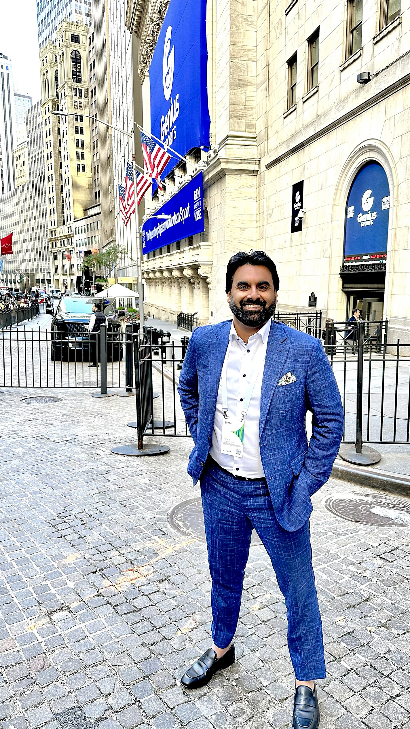 Zohaib Chaudhary à Wall Street, devant la Bourse de New York